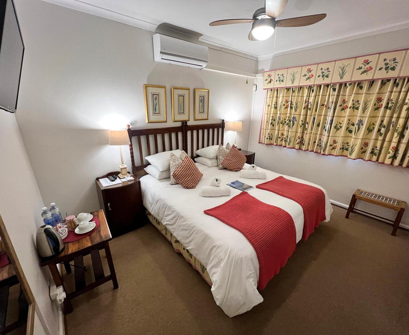 Sundune Guest House โคลเชสเตอร์ ภายนอก รูปภาพ